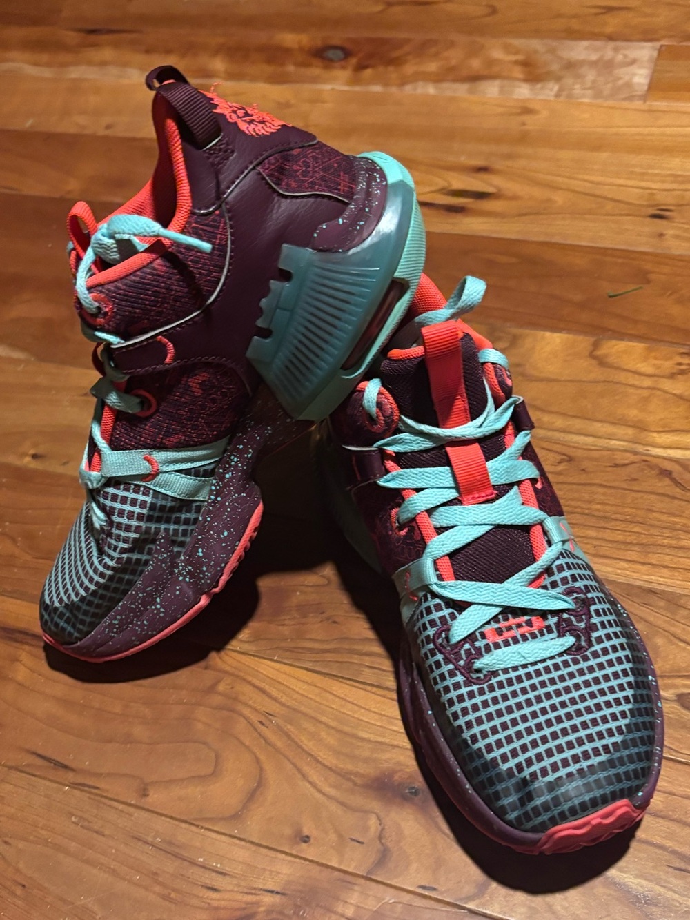 Nike LeBron Witness 7 SE GS Team Red Jade basketball shoes - Picture 2 of 8